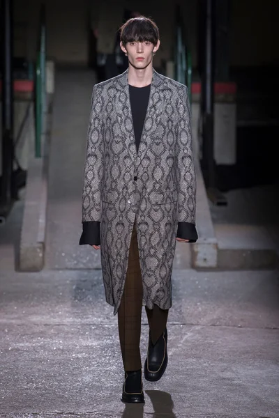 Look 28